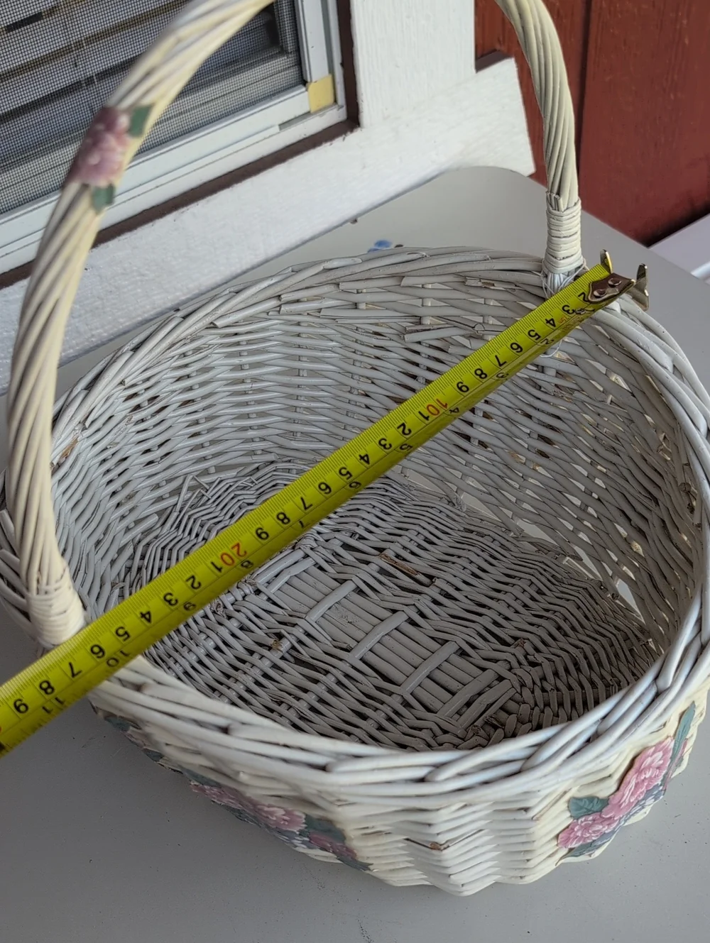 Vtg.White Wicker Floral Accent Basket with Handle(226)